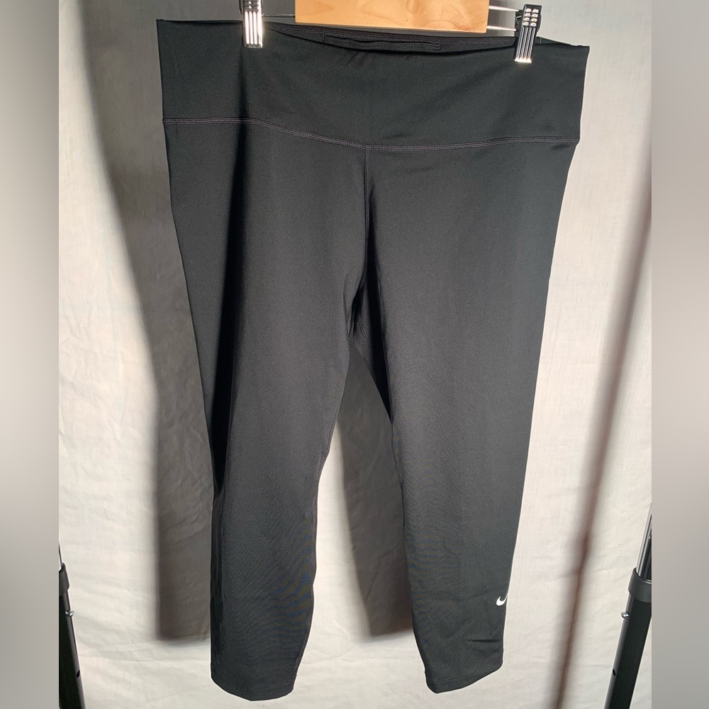 Woman’s NWT Nike leggings cropped length | Size: XL| color: black|